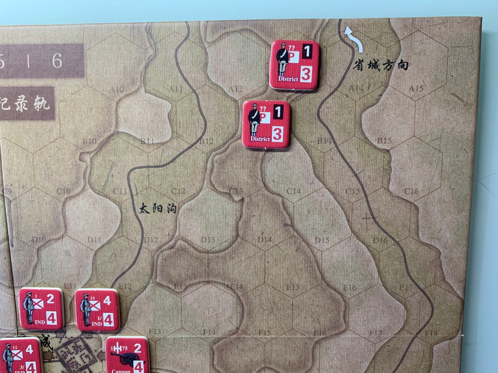 然後是版圖右上，同理，2支不具備進攻能力的游擊隊也部署在縣城北方、省城方向周邊的3級山地，需要注意這2支部隊的移動力只有3點