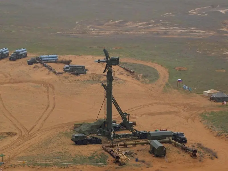 中间安装在40V6桅杆上的是一部76N6 “贝壳”低空补盲雷达