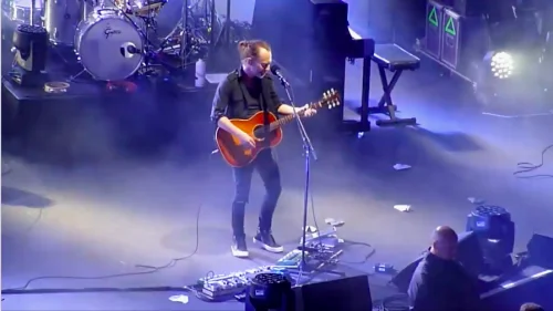 Radiohead 在2016年8月9日于洛杉矶演出时，Thom 的效果器板。[2]