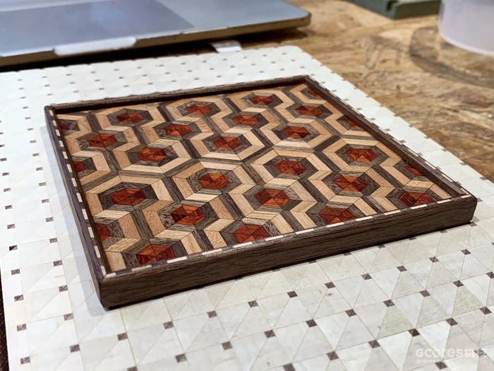 100/4《闪灵》地毯
这个图案比想象中难很多,只是在等边三角形的组合里加了平行四边形就需要重新制作专用磨具和夹具,当然我偷懒了,所以导致图案中间的红色部分比原图磨小了很多,粘合的时候也是各种错位,而且由于夹胶挤出过多导致也无法刨成木皮,只能整块使用。
所以啊 别偷懒,不然会前功尽弃🙃