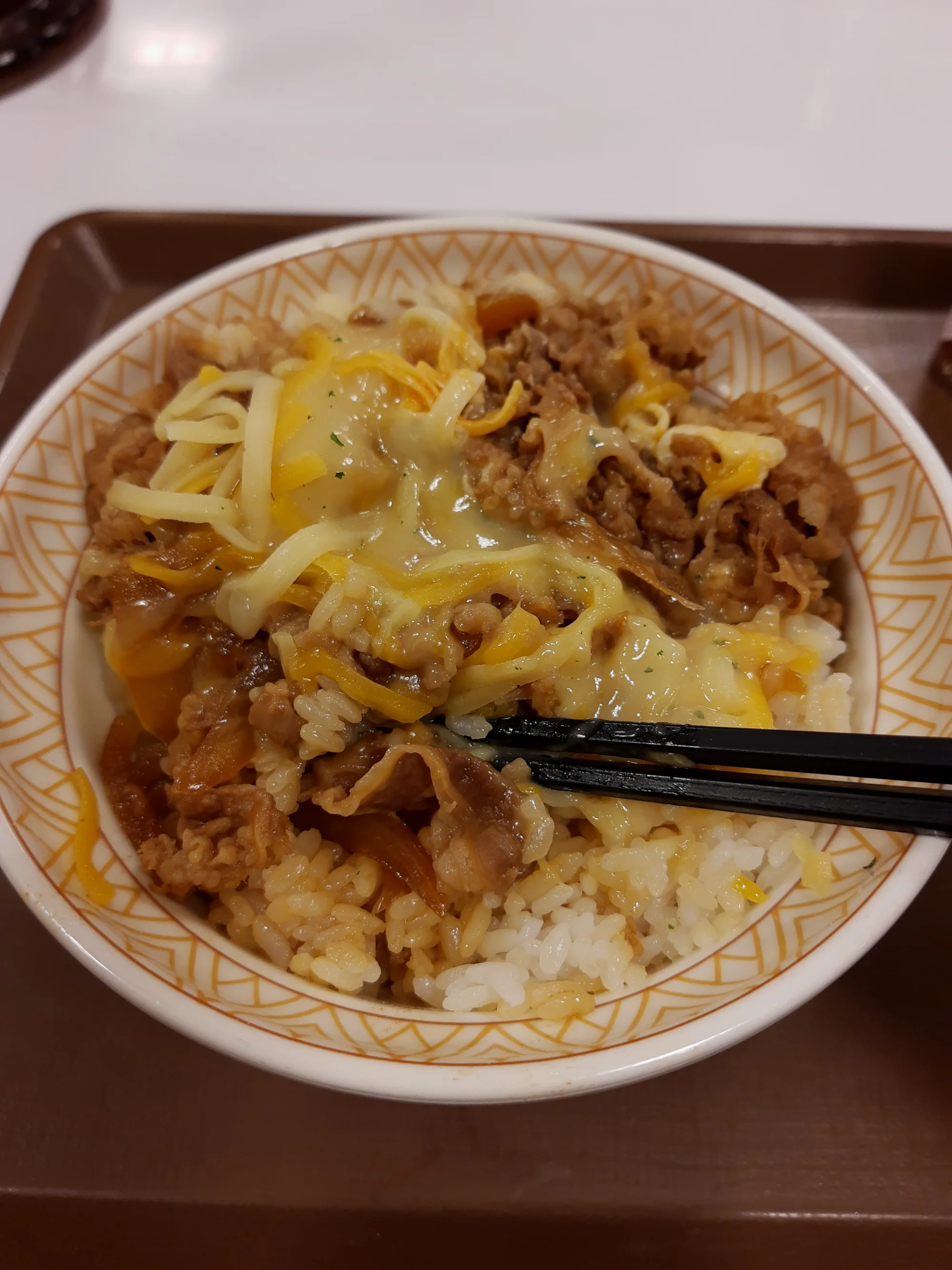整顿好行李10点多，酒店对面正好有24小时的吉野家。
