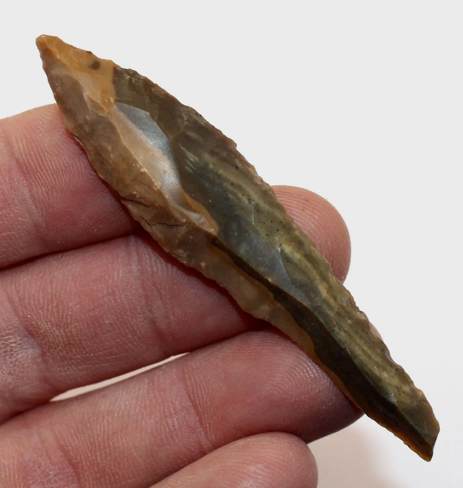 石质箭头。这个石质箭头很可能是在箭头部分切一个口，把箭头插进去，在用绳索固定。