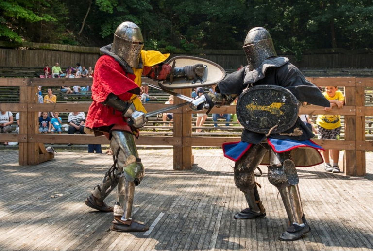 全甲格鬥是兵擊運動的重要分支，其模擬13-17世紀的著甲對決武藝，但大部分規則禁止刺擊和採用重型破甲武器，因此更接近競賽而非戰場武術