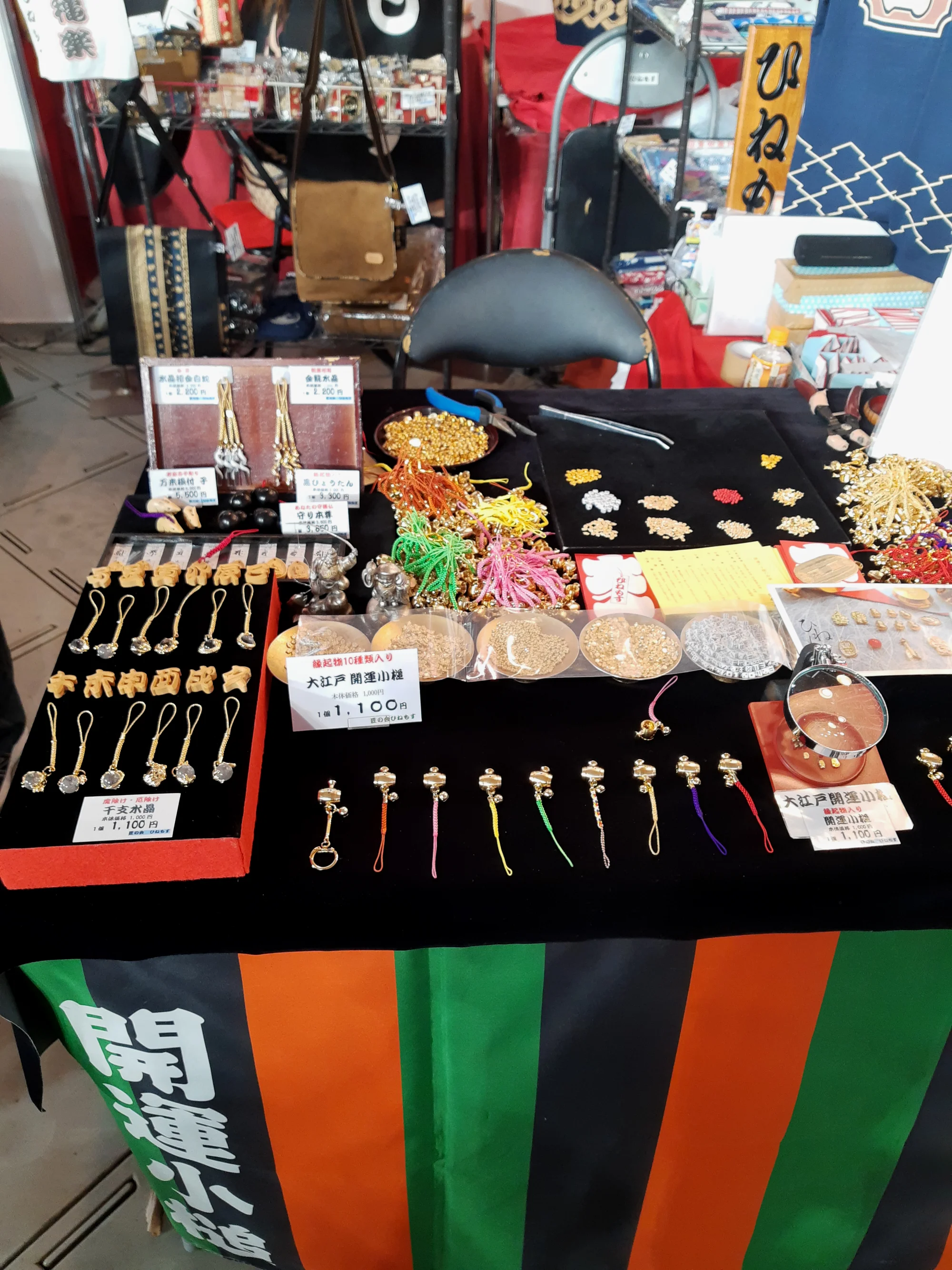 除了吃的，还有精品类的，和国内的美食节形式长没太大区别。