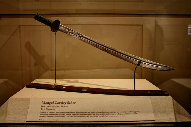蒙古马刀，融合了中亚弯刀和东亚刀剑的特点。