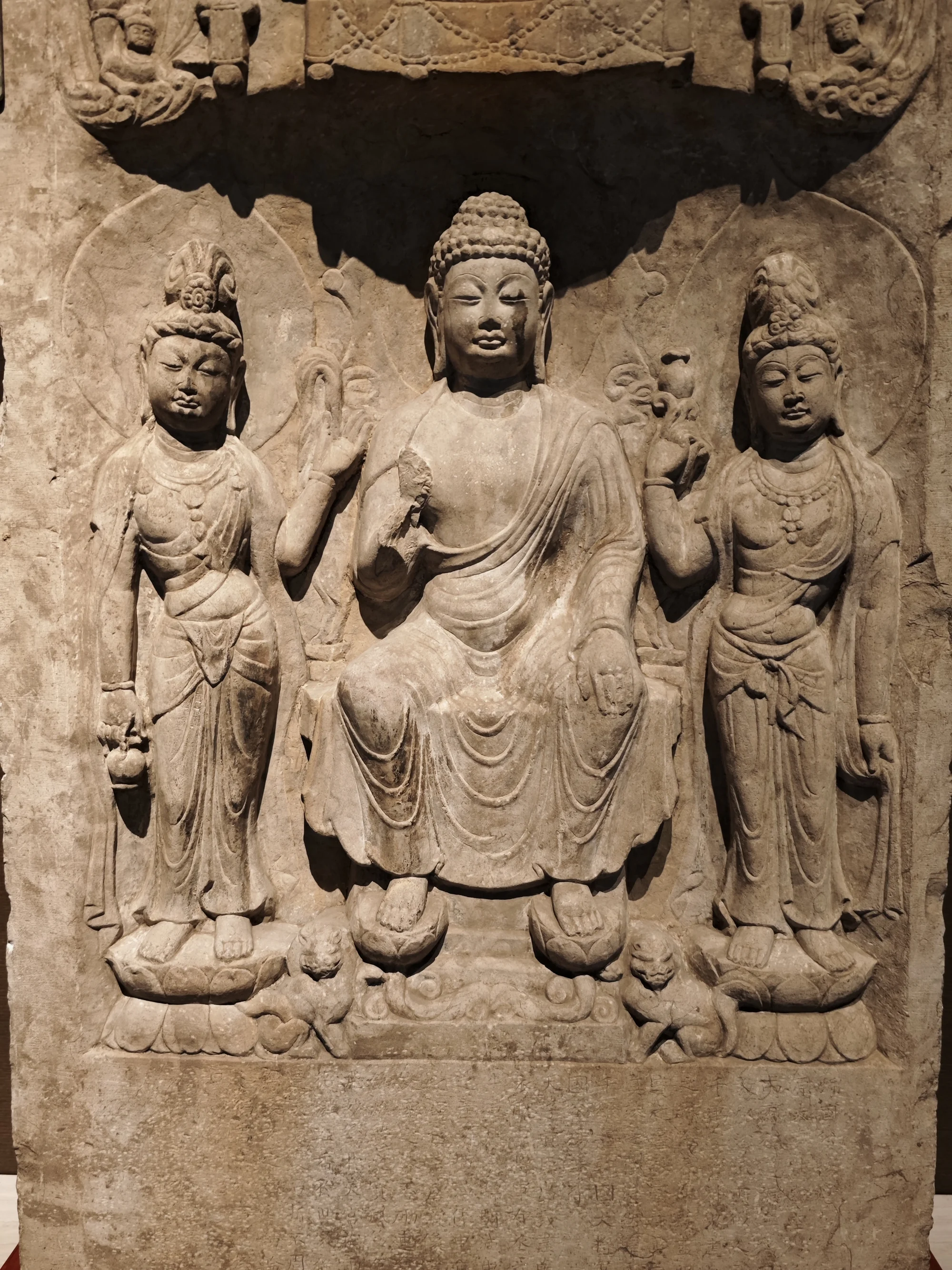 来自我的家乡西安宝庆寺的唐代佛教雕刻，与东京国立博物馆中的同类雕刻在上世纪初流入日本
