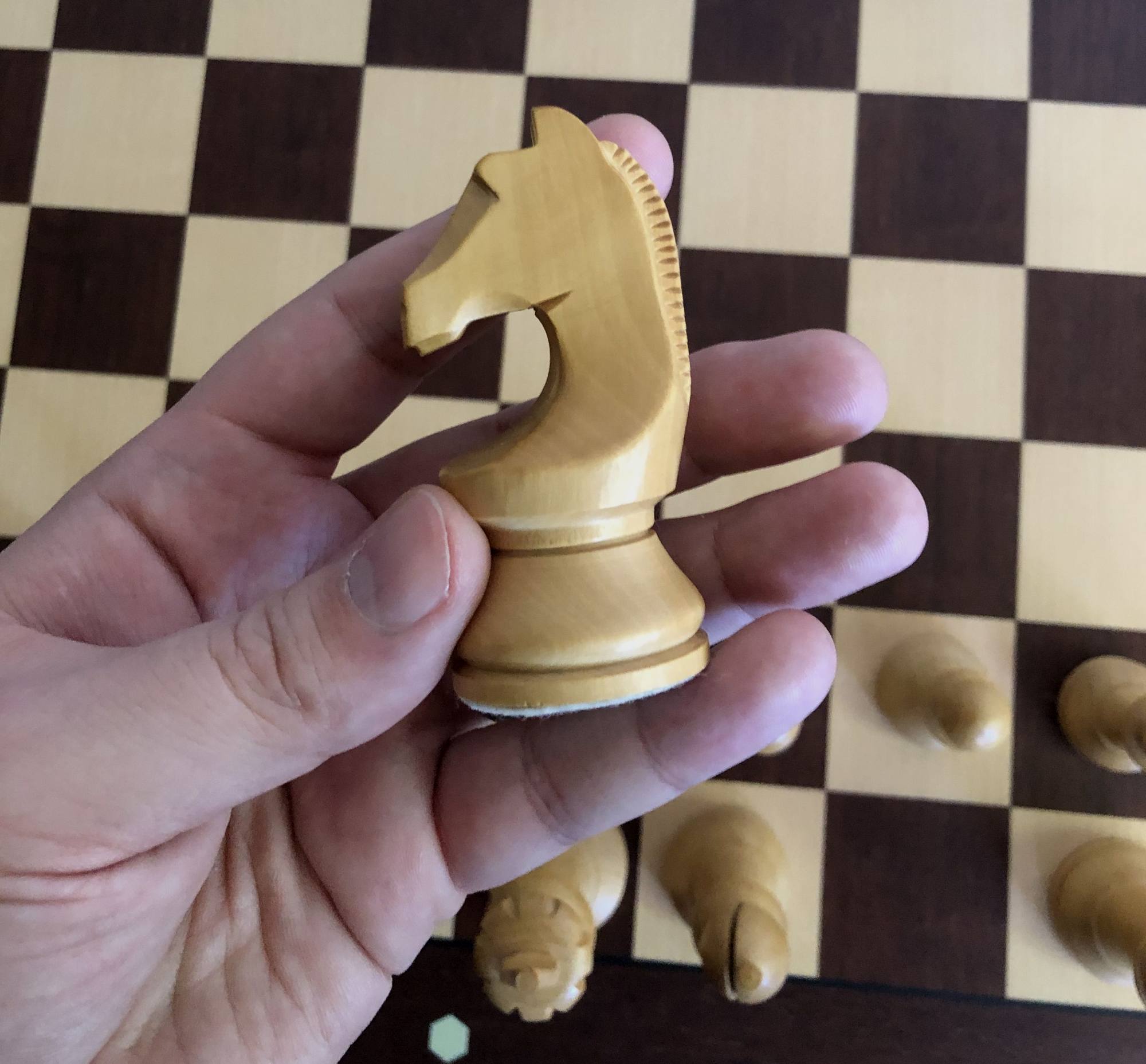 先说明这个棋子不是东方设计。这是目前国际棋联冠军赛专用棋子中的马。与剧集中的马有类似的设计语言