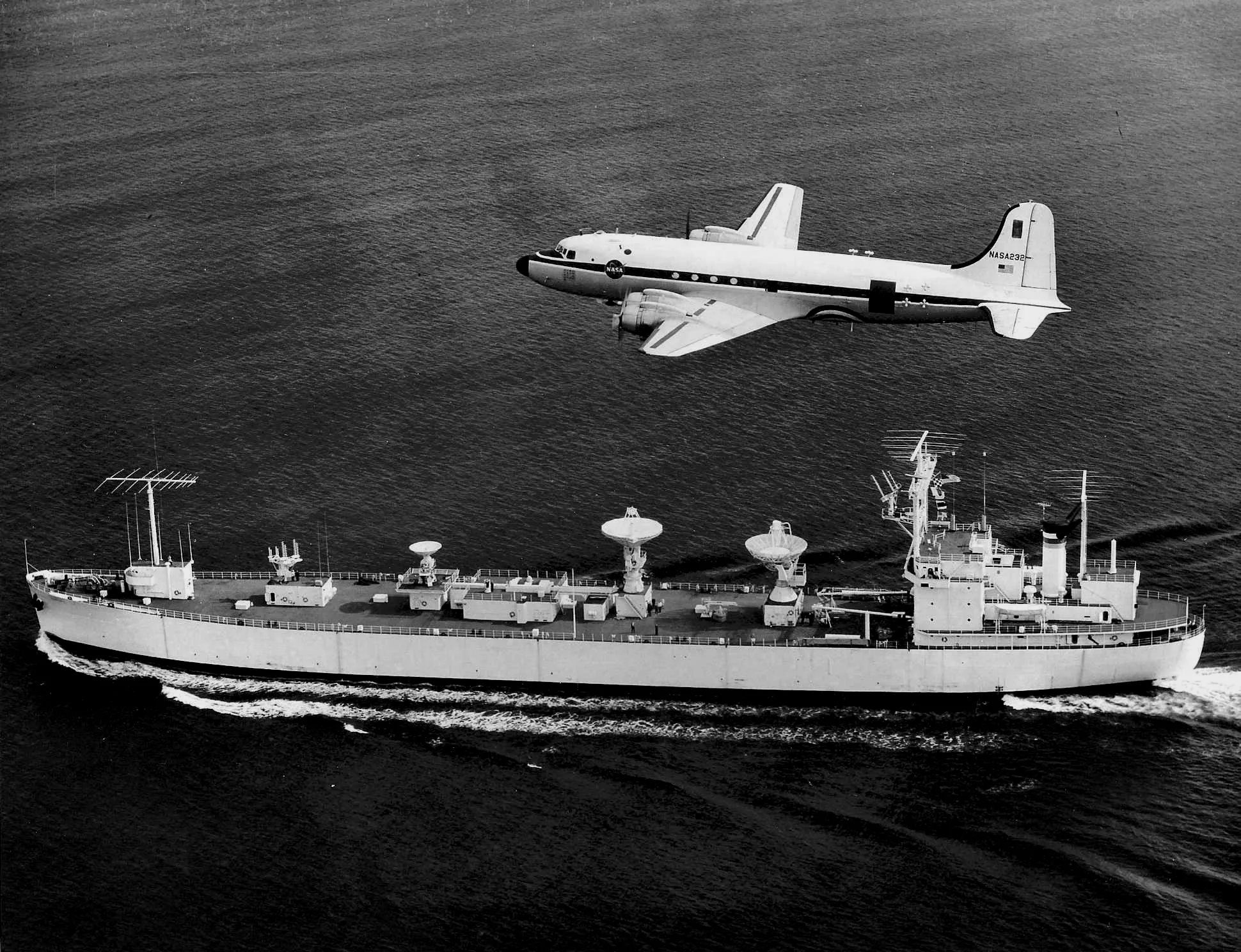 原始配置的T-AGM-19，头顶飞过的是NASA的232号道格拉斯C-54飞机
