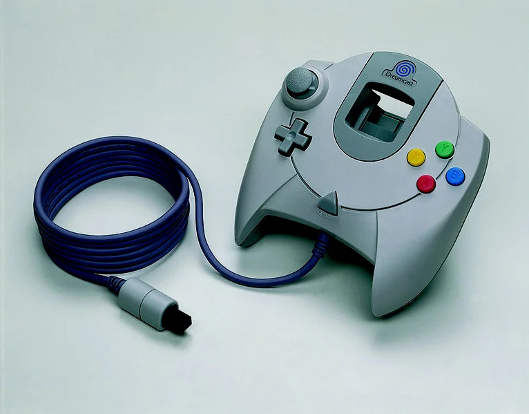 1998年世嘉Dreamcast手柄 表面按键减少两个 最大卖点是加入了两个扩展卡槽