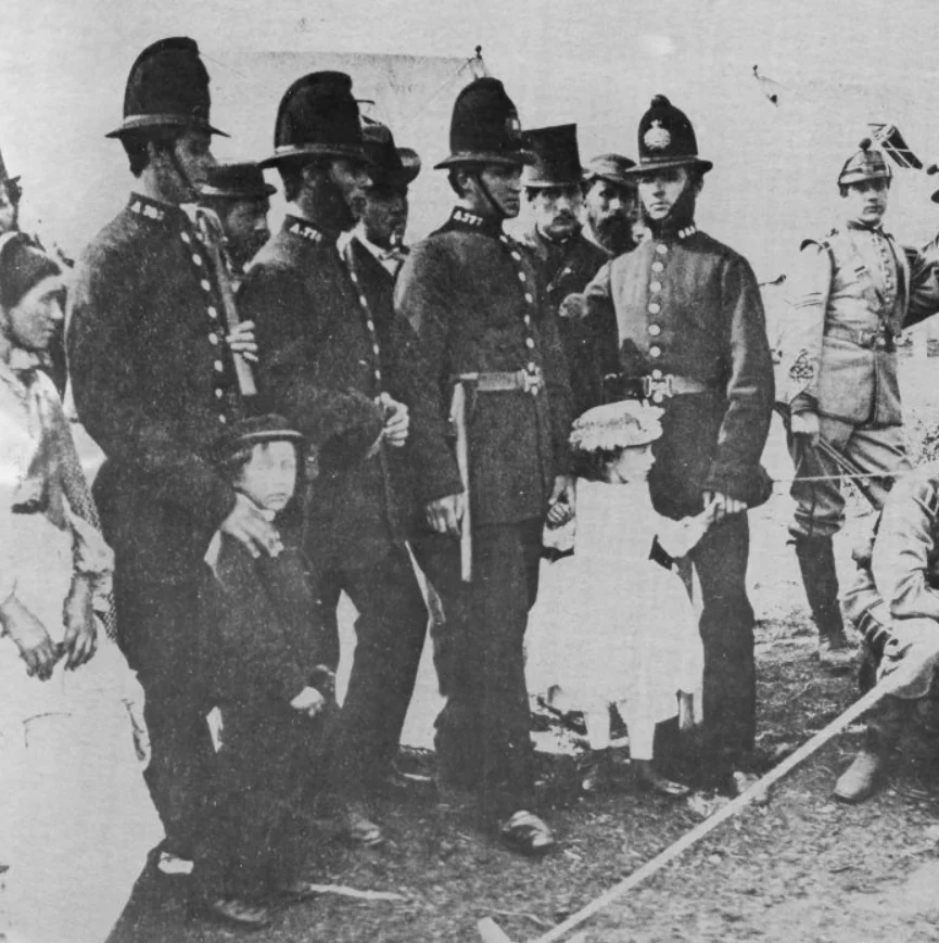 大都会警局，Metropolitan Police，1868年时在职警察7,782人，这张照片刚好是前一年。他们面对的是工业革命城市化形成后激增的暴力犯罪，警力捉襟见肘。当然这些警力并不都是现场执勤的警员，其中包括了公共设施安保工作的警察，文员，以及一些官员。大都会警局还曾经组建过最早的摩托化巡警，但其性质并不是现在的铁骑，更像是龙骑兵，摩托的主要作用仍然是快速投送警力。