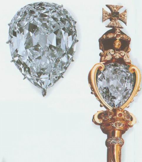 图为库里南一号钻石。它配饰在英国王冠珍宝的君主权杖上。