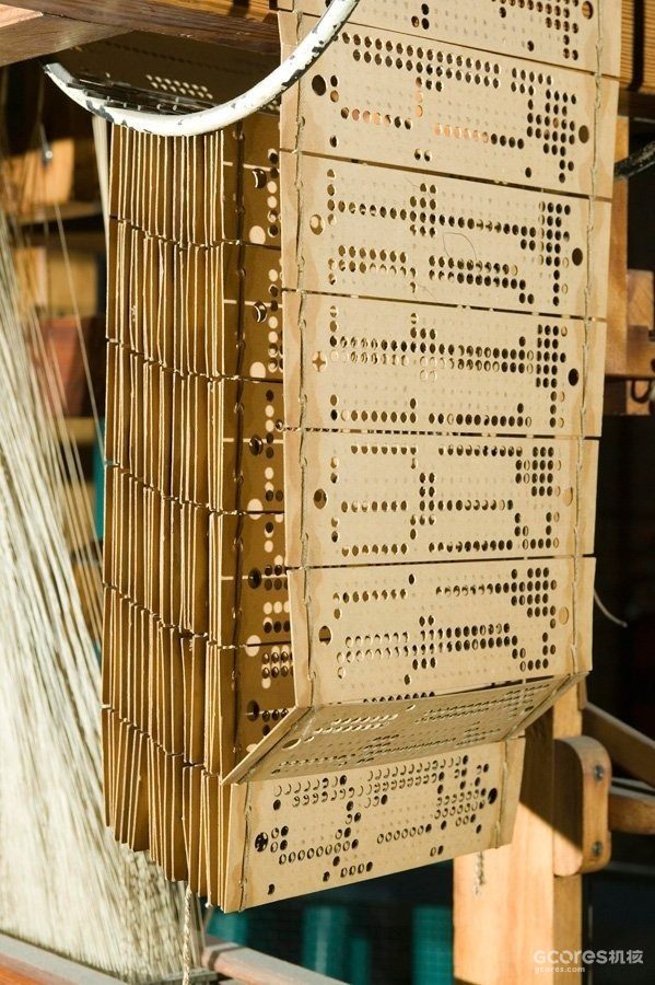 科学工业博物馆纺织馆中雅克德手工织机上的一系列穿孔卡片。
科学博物馆集团收藏