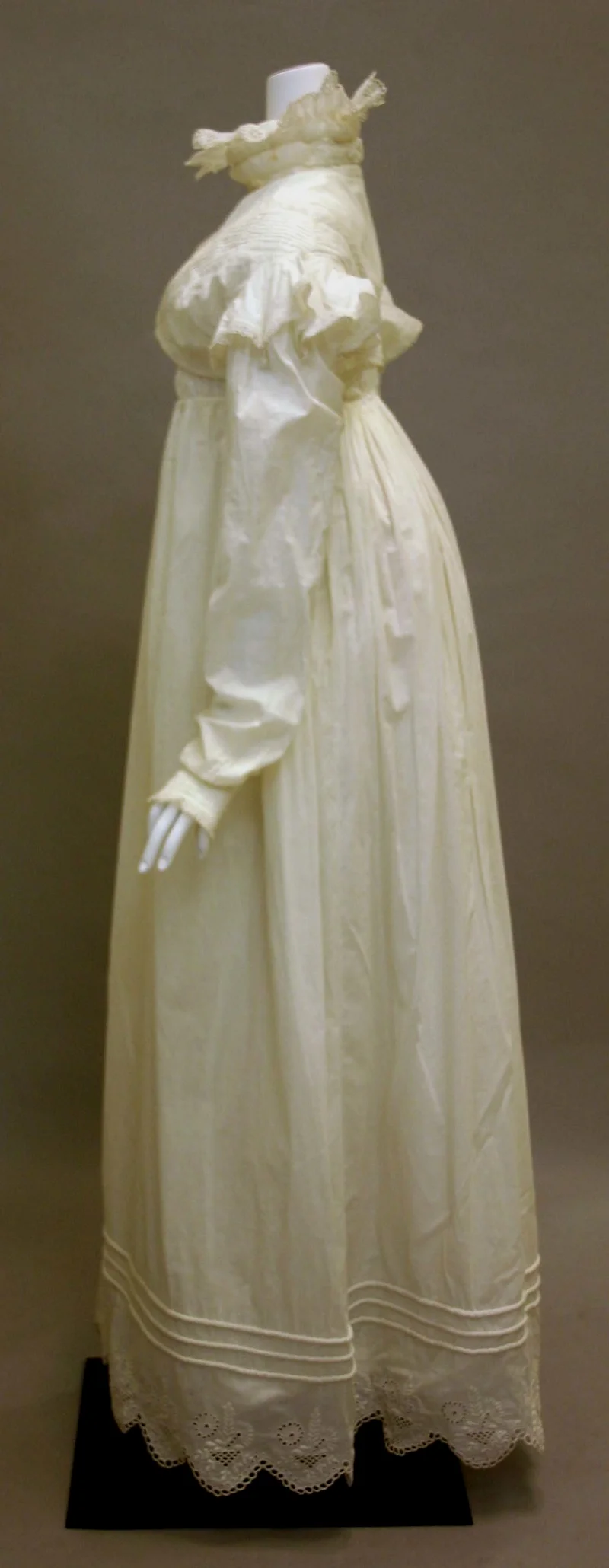 Dress, c 1819 (MET) 领口褶饰是另一个1810年代后期的特色