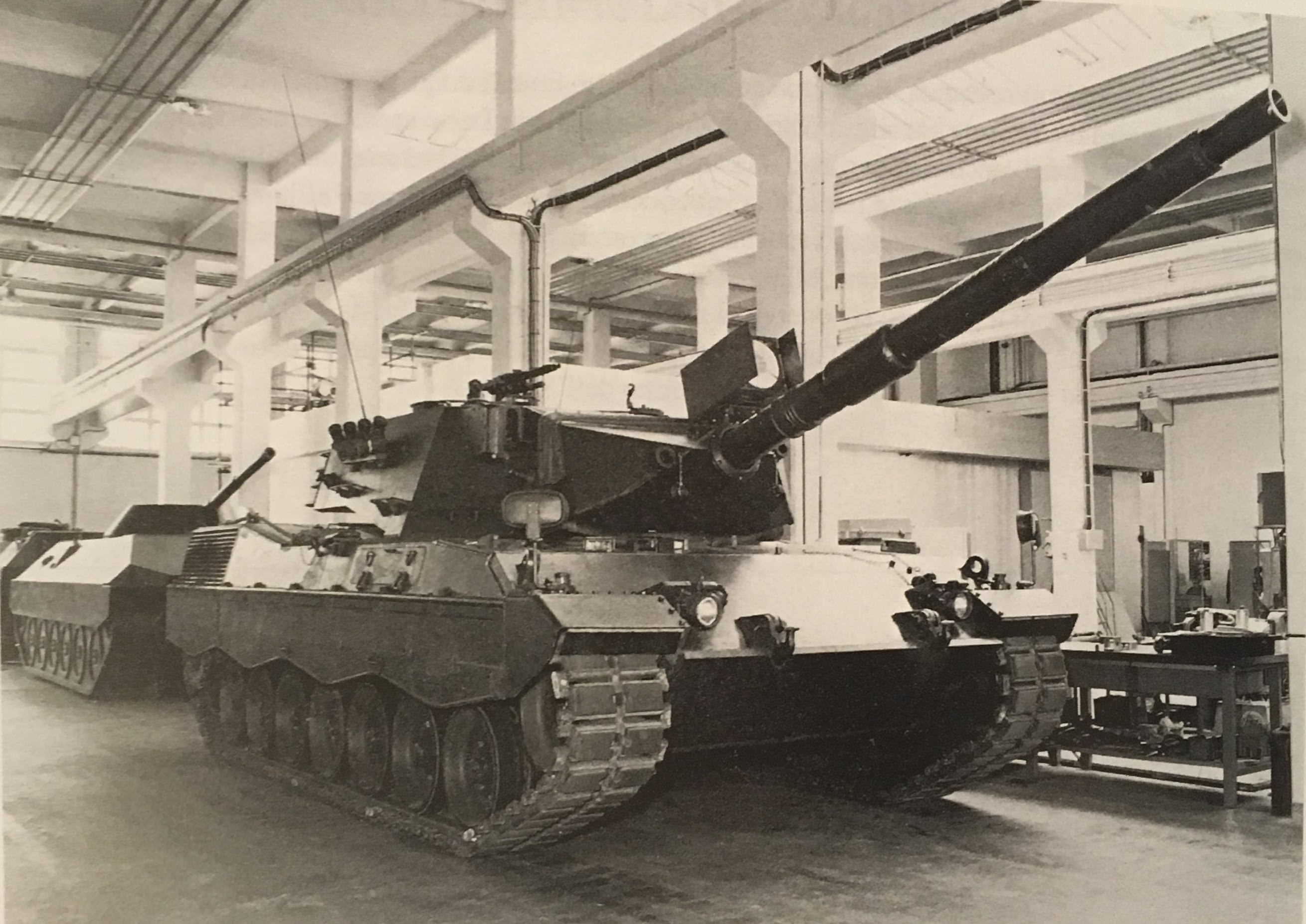 工廠內停放的獅式坦克，大約拍攝於1975至1977年間。