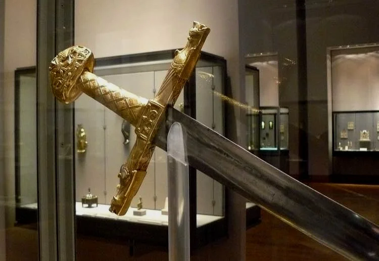 查理曼大帝的佩剑：Joyeuse. 法国国宝，历代法王加冕必备。剑身很多部件都是后世换装的，但也有直接源自公元6世纪的部分存在。