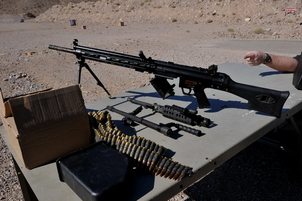 HK21E，注意枪管隔热罩和枪管相比HK21A1更长