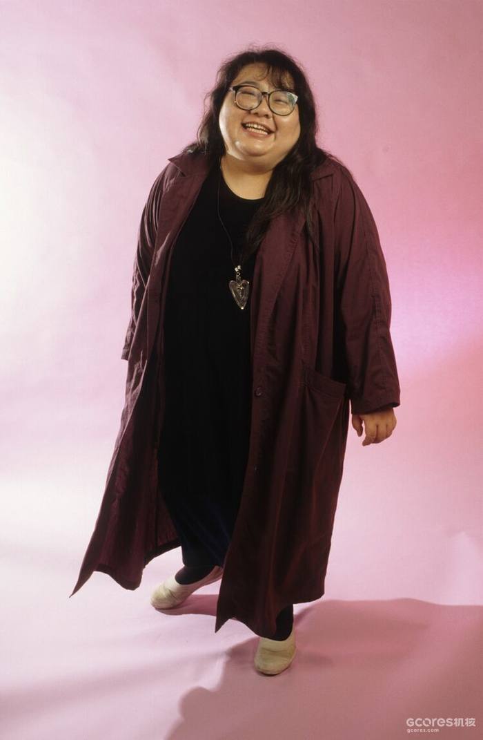 南希・关(1962-2002),本名:关直美,日本著名专栏作家和版画家,她也是世界第一位用文具橡皮制作版画的版画家,作为专栏作家,她以独具慧眼、洞察力极强闻名。葬礼上都是坂本龙一、北野武这样的文艺界重镇过来哀悼。