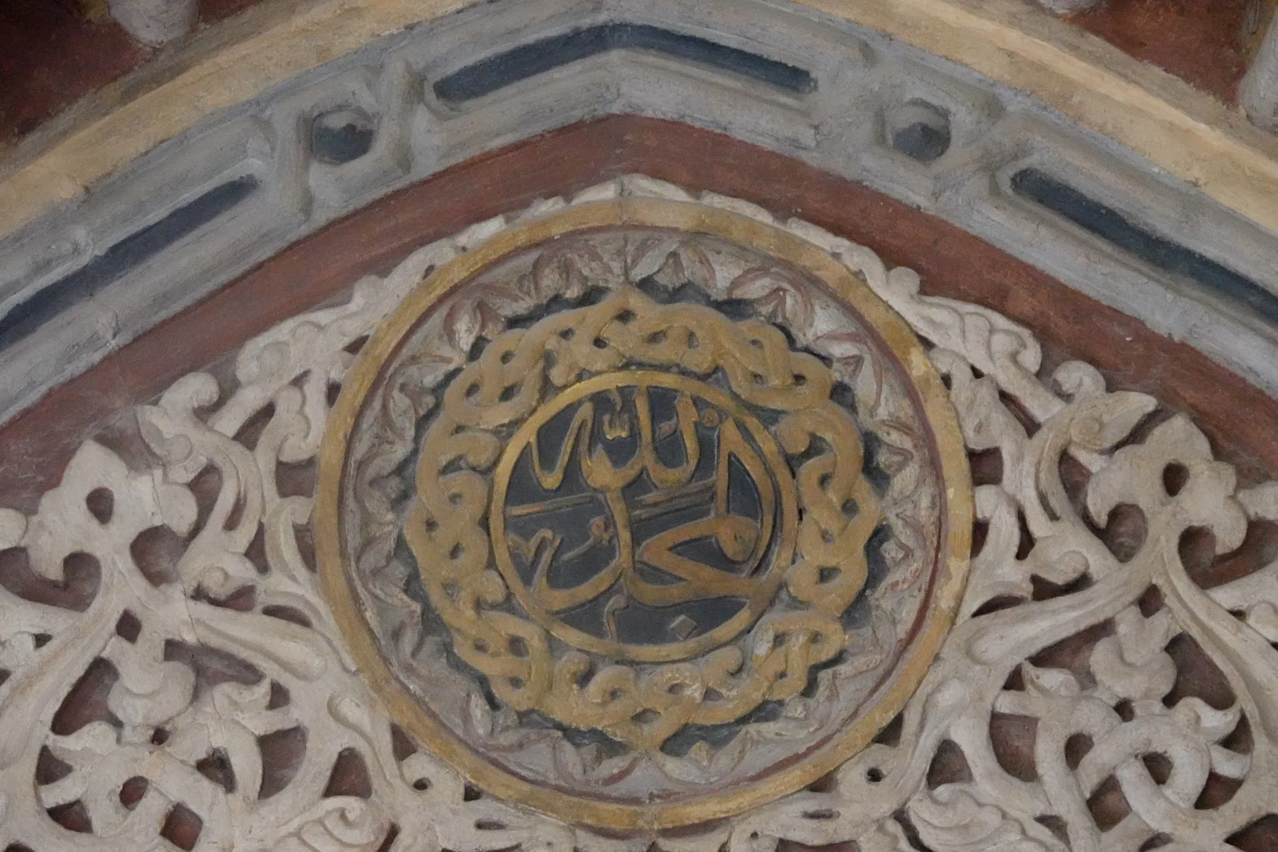 门拱上方装饰着阿拉伯文书法