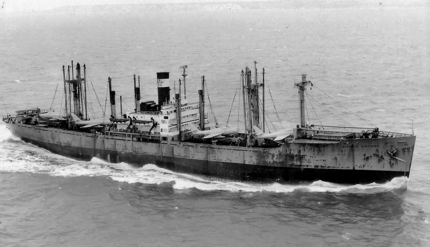 1956年运送F-86佩刀战斗机的尼安蒂克胜利号