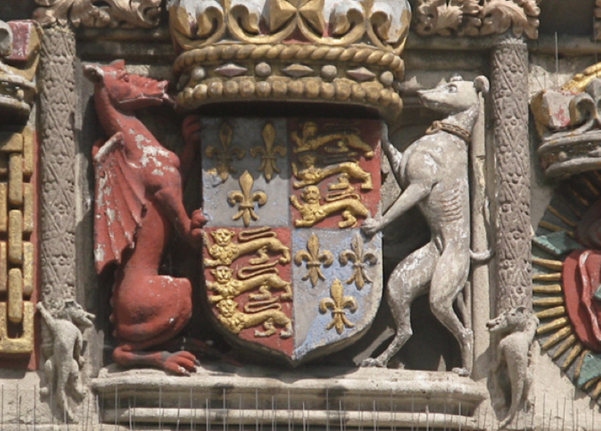 亨利七世盾徽左側