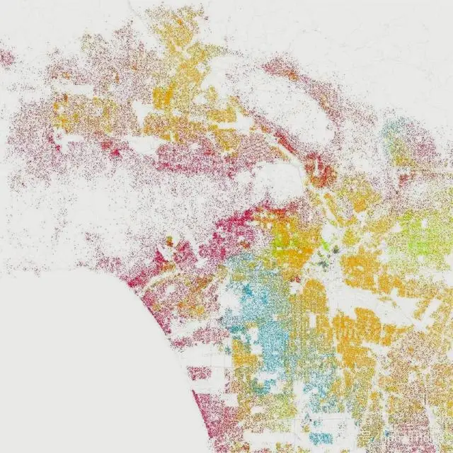 图为洛杉矶的种族分布情况图：红色是白人，蓝色是黑人，橘黄色是西班牙拉丁裔，绿色是亚裔。