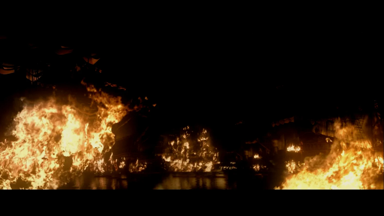 影片中梅德韦河上焚烧的英国战舰