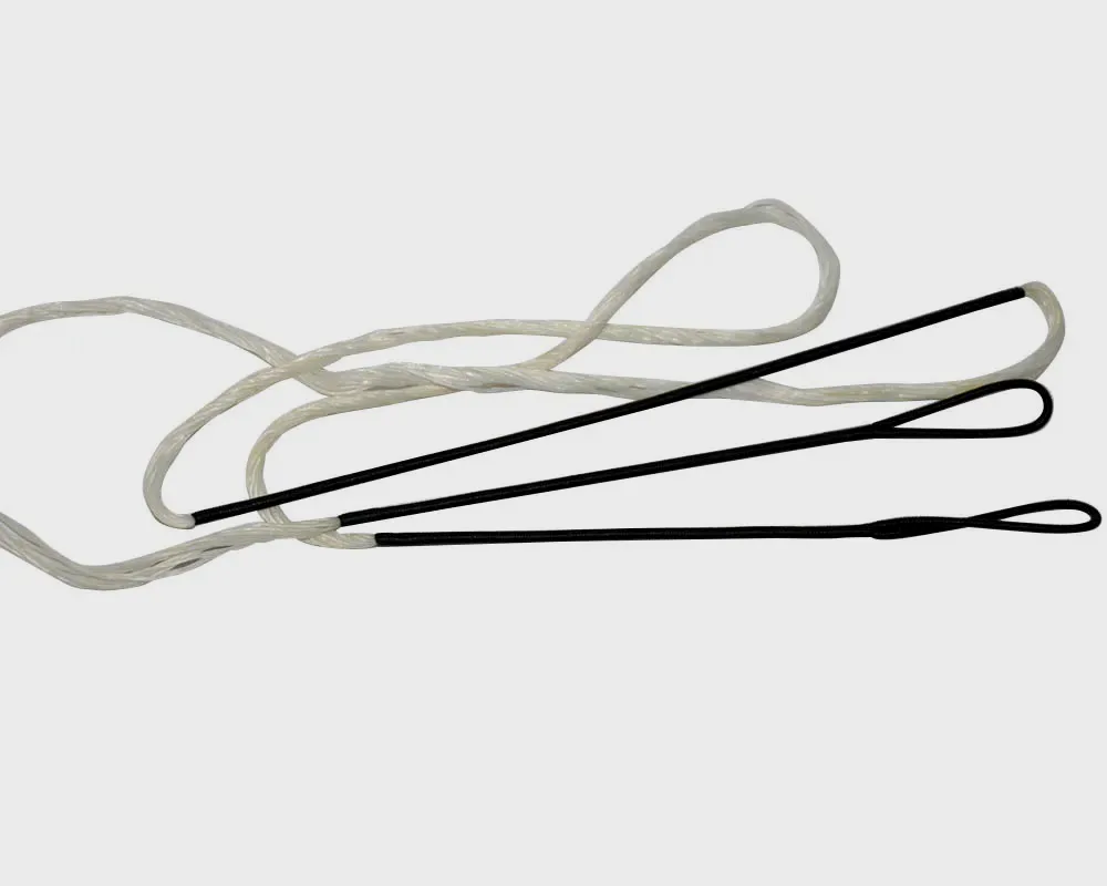 这是一根非常标准的现代弓弦，其中白色的部分是弦，黑色的部分就是护弦。尽头的环便是套环，中间的护弦没有设置搭箭点。