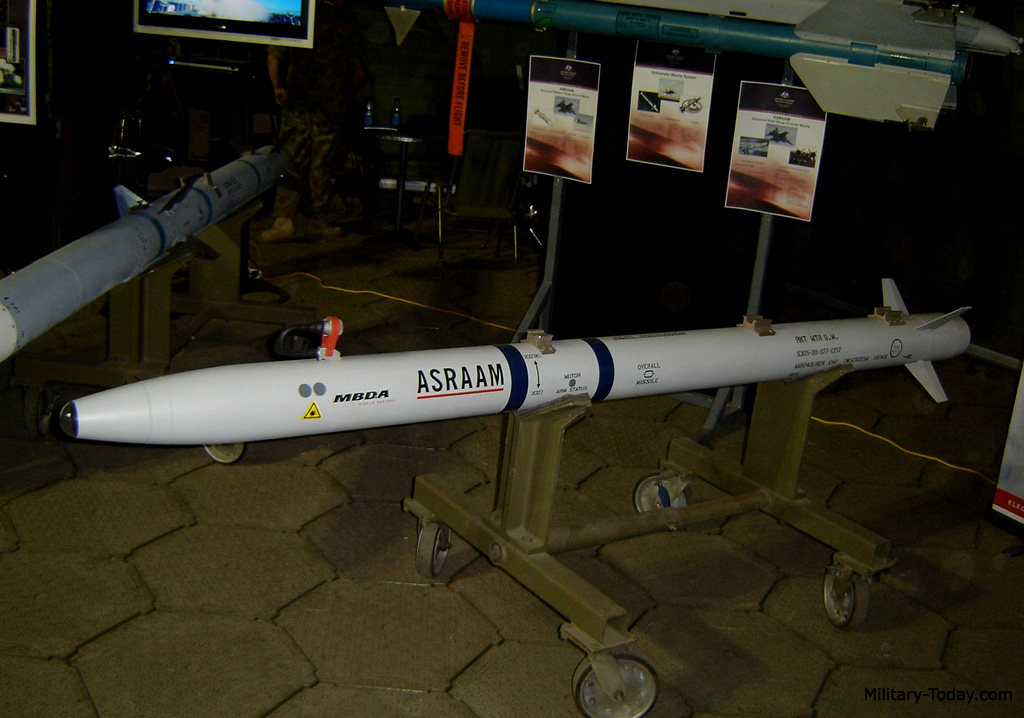 ASRRAM的研发始于1980年，基于美、英、德、法四国签订的新型空空导弹系列谅解备忘录，于1982年由欧洲几个国家开始联合研制。预定用于替代北约现役的各种近距离空空导弹。而备忘录同样规定由美国负责研发下一代中距空空导弹用于取代北约现有的中距弹。