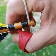 这是现代材料制造的扳指，以及，这是现在比较流行的扳指使用方法。