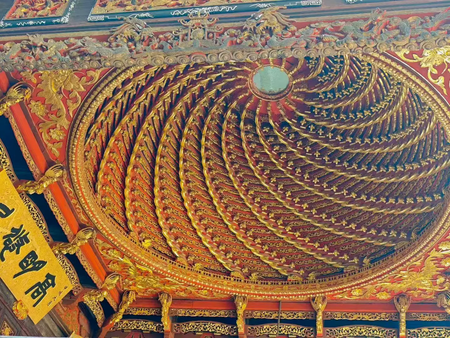 民国时期望族秦氏的女性家族成员祠堂——秦氏支祠里漂亮的藻井