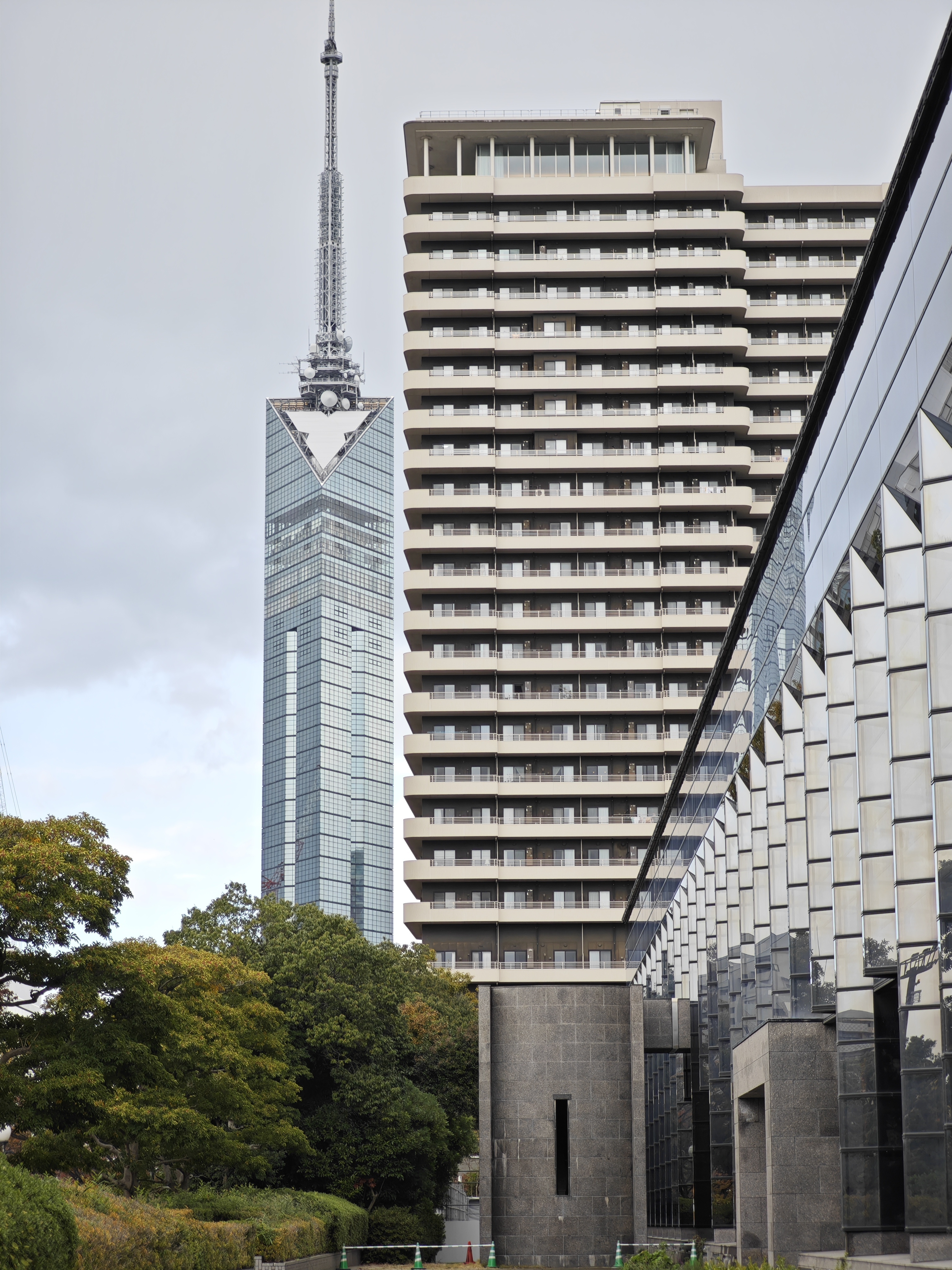 福冈市立博物馆的侧面与远处的d地标建筑——福冈塔