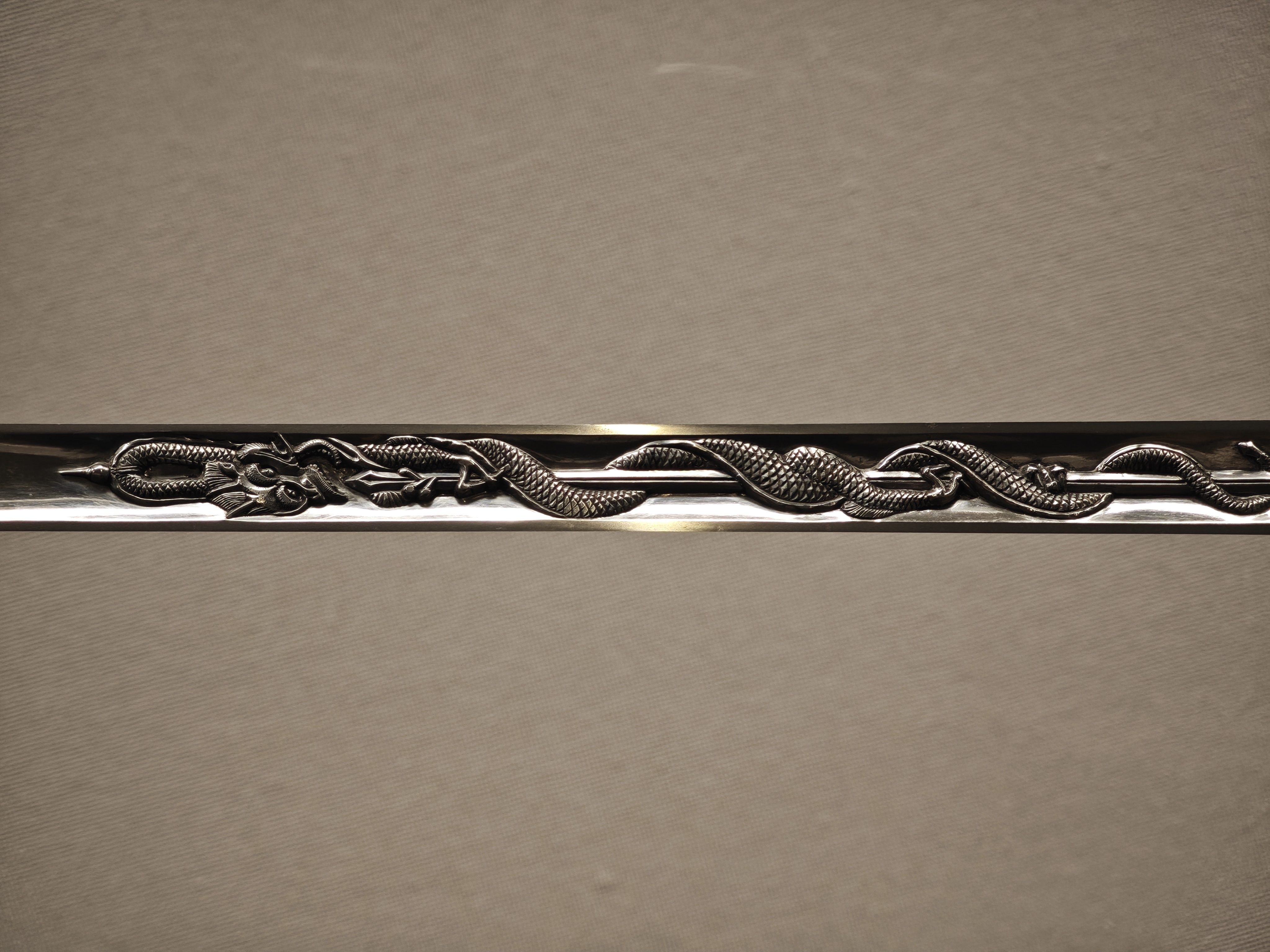 枪刃处精美的龙纹浮雕