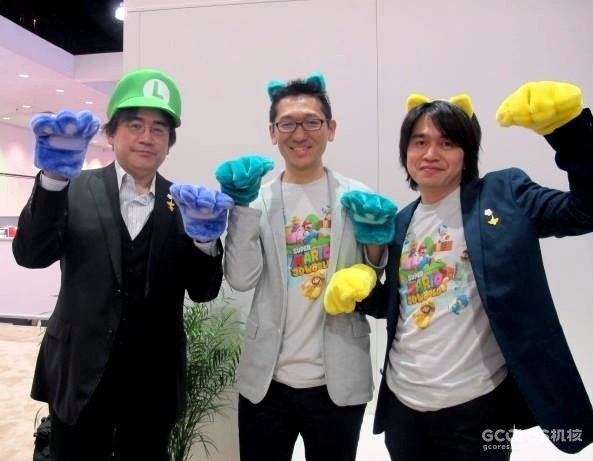 从左至右依次是前社长岩田聪、林田宏一和小泉欢晃