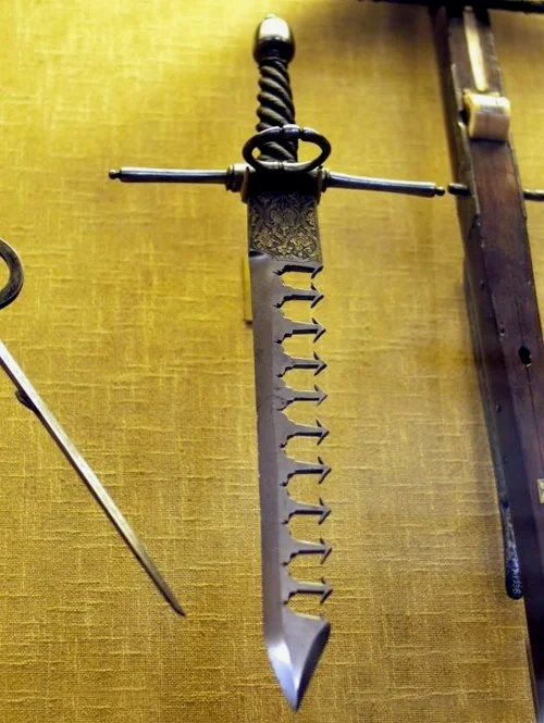 一种特殊的左手短剑——Sword Breaker，靠着梳子一样的缺刻来锁住甚至折断对方的剑身。
