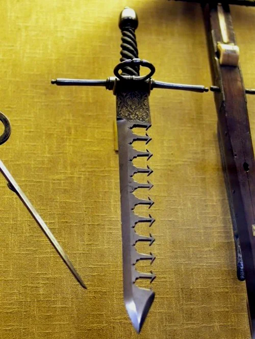 一种特殊的左手短剑——Sword Breaker，靠着梳子一样的缺刻来锁住甚至折断对方的剑身。