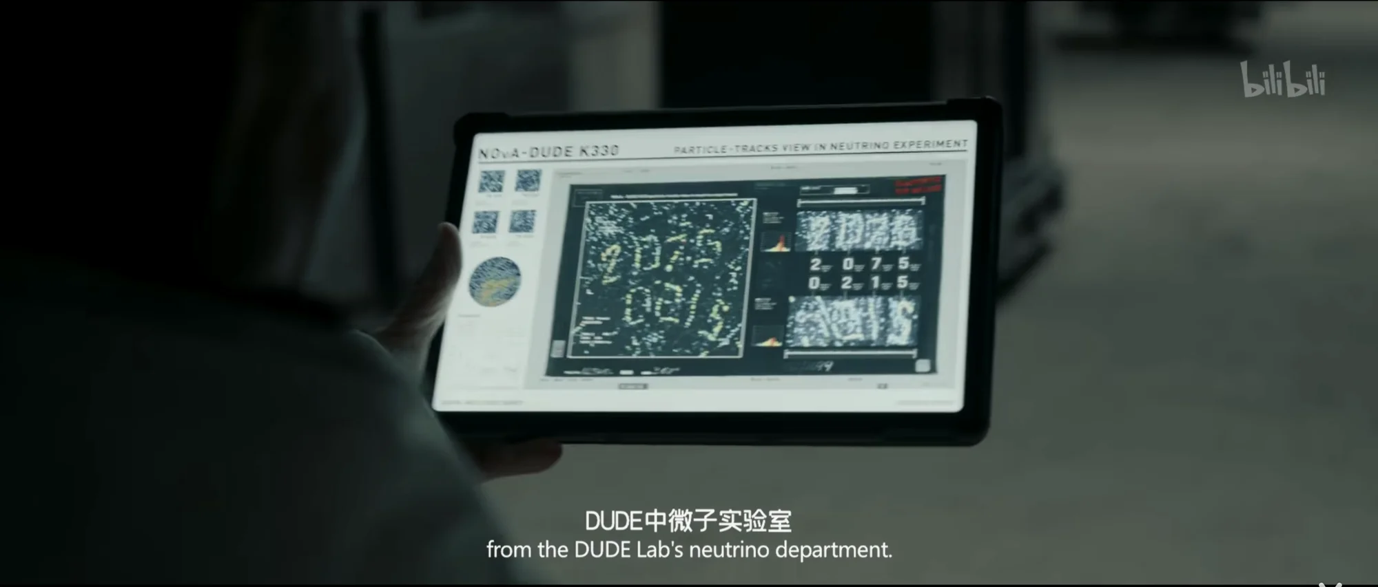 《流浪地球2》里老周拿着平板看DUDE实验的结果。