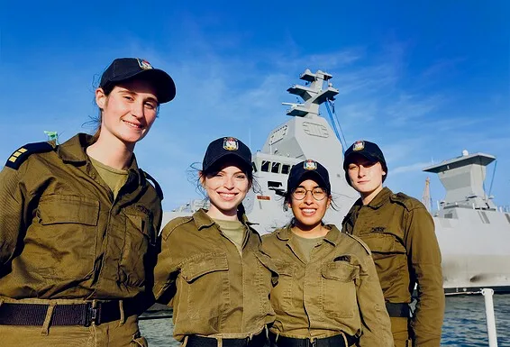 “盾牌”号的女水兵，左二为杰西卡