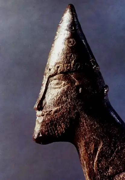 雕刻，头戴锥形盔的维京人