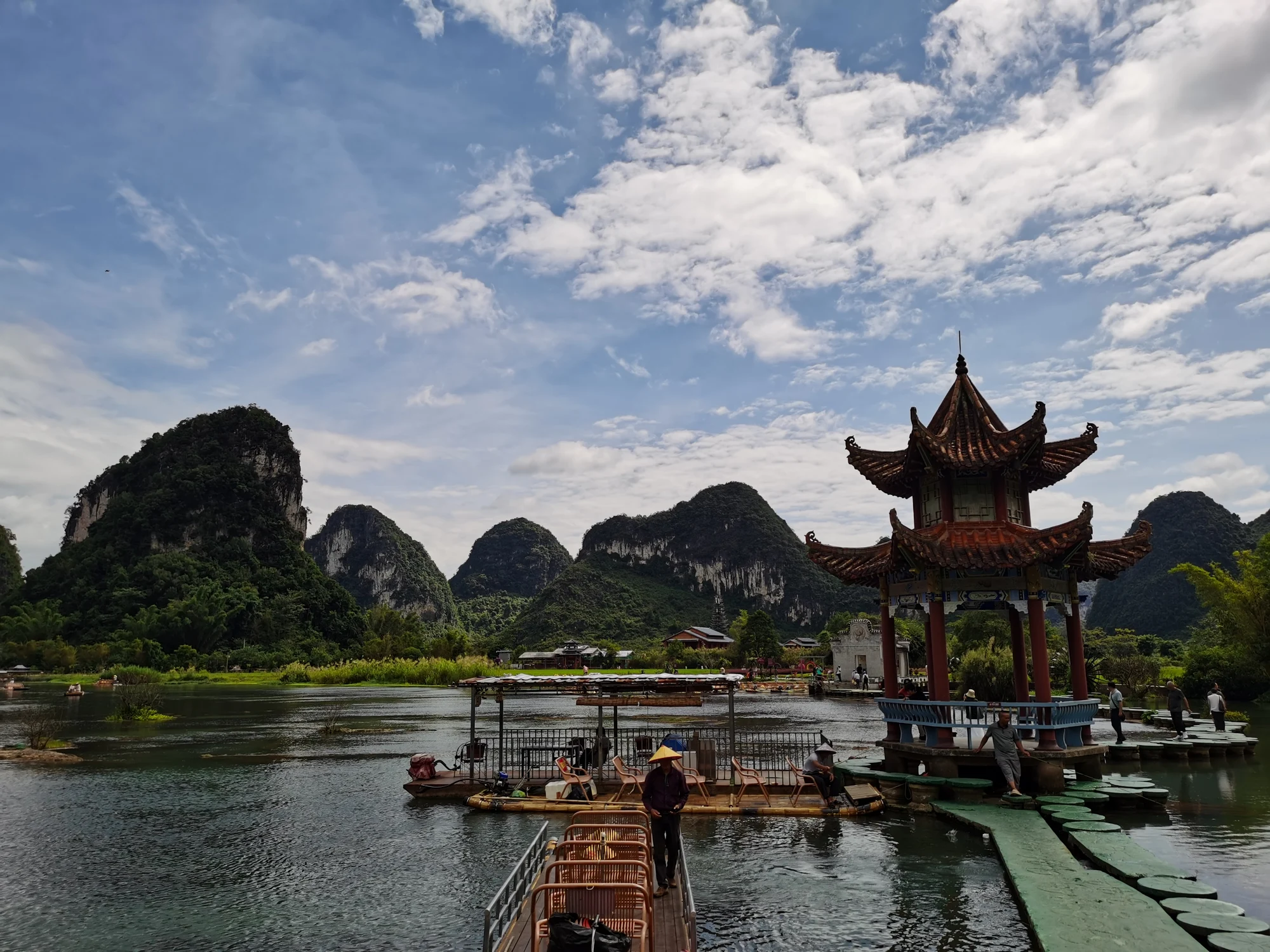 鹅泉，湖水非常澄澈，底下的动植物看得一清二楚，坐船逛一圈不赖，但是没什么鹅，鸭子倒是有