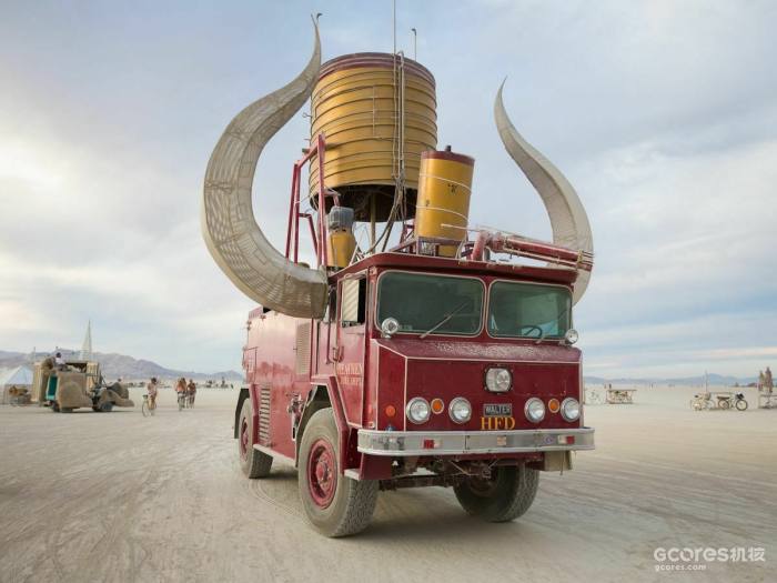 希斯由柯克·斯特劳恩创作——“希斯拥有巨大的发光角和炫目的火焰喷射效果，是火人节上最容易被认出的艺术车之一。然而，这实际上是艺术家柯克·斯特劳恩较不为人知的作品之一。他的其他艺术车包括巨大的大众巴士‘沃尔特’和超大的甲壳虫‘大红’。”