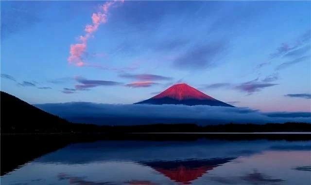 今天的富士山依旧能找到葛饰北斋绘制《凯风快晴》的瞬间