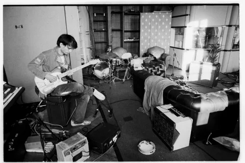 在这张照片中，Jonny 连着 Roland Space Echo 和一台50s Fender Champ 5C1弹着他的 Tele Plus（摄自2006年10月或9月的 Tottenham House，In Rainbows 录音期间）。