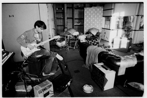 在这张照片中，Jonny 连着 Roland Space Echo 和一台50s Fender Champ 5C1弹着他的 Tele Plus（摄自2006年10月或9月的 Tottenham House，In Rainbows 录音期间）。