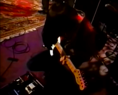 一张图片：1995年4月16日 Radiohead 在 USTV 表演《Fake Plastic Trees》时 Jonny 用的效果器板。