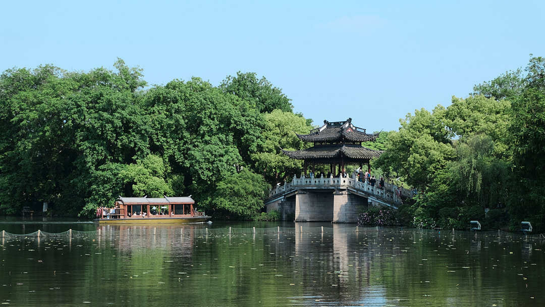 游船与桥亭，印象中大概是在西湖花港附近