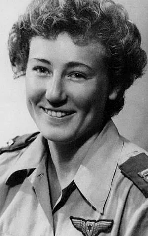 耶尔·罗姆，她很幸运赶在以色列空军取消女飞训练前通过了训练，并参加了1956年的苏伊士战争