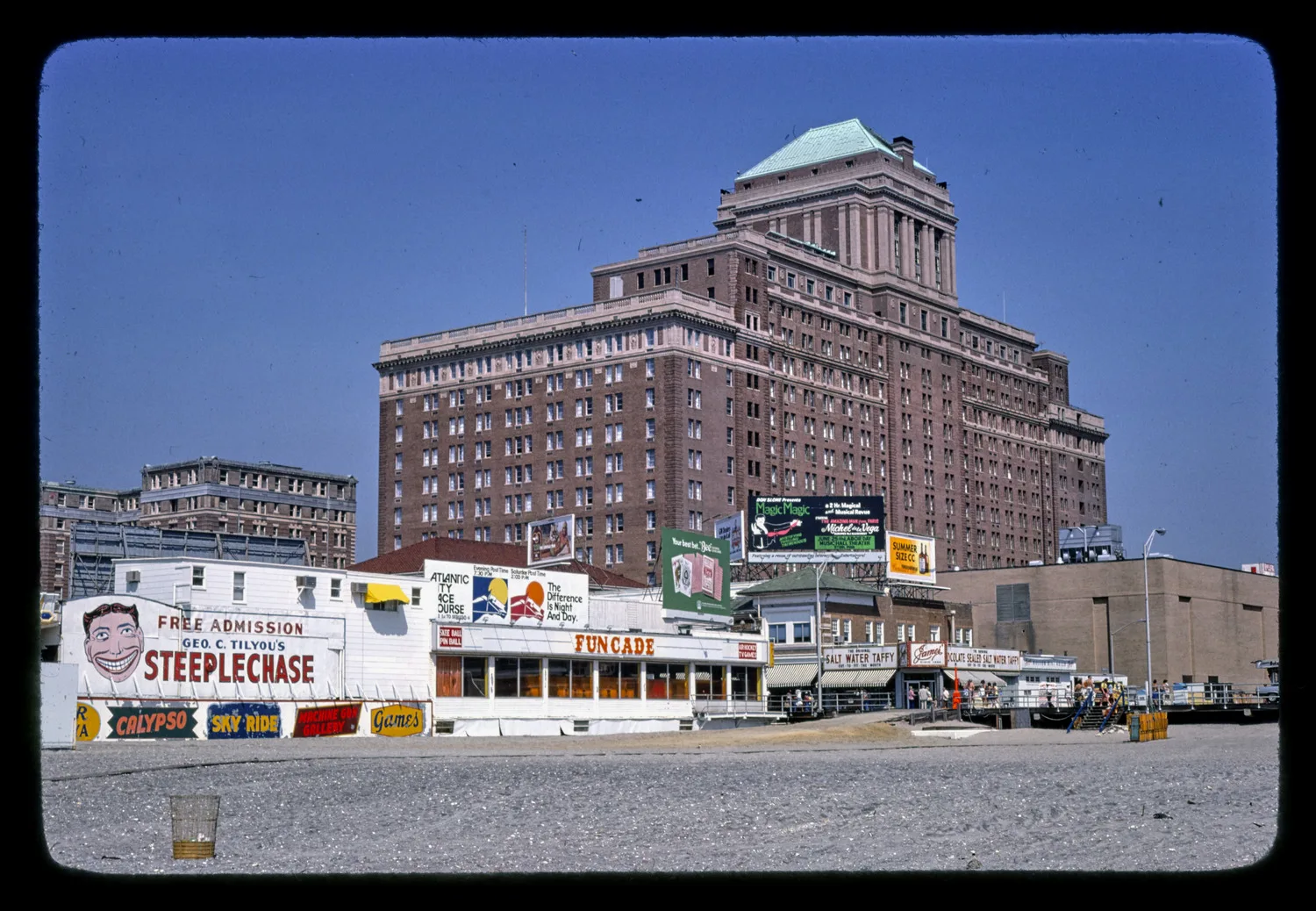 滨海度假酒店是大西洋城第一家赌场酒店，也是1978年5月26日开业时，除内华达州外美国第一个合法赌场。