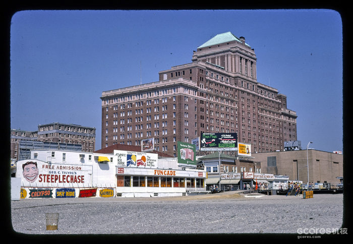 滨海度假酒店是大西洋城第一家赌场酒店,也是1978年5月26日开业时,除内华达州外美国第一个合法赌场。