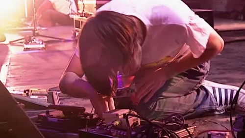 一张图片：2003年6月28日 Radiohead 在 Glastonbury 音乐节表演时 Jonny 的效果器板。