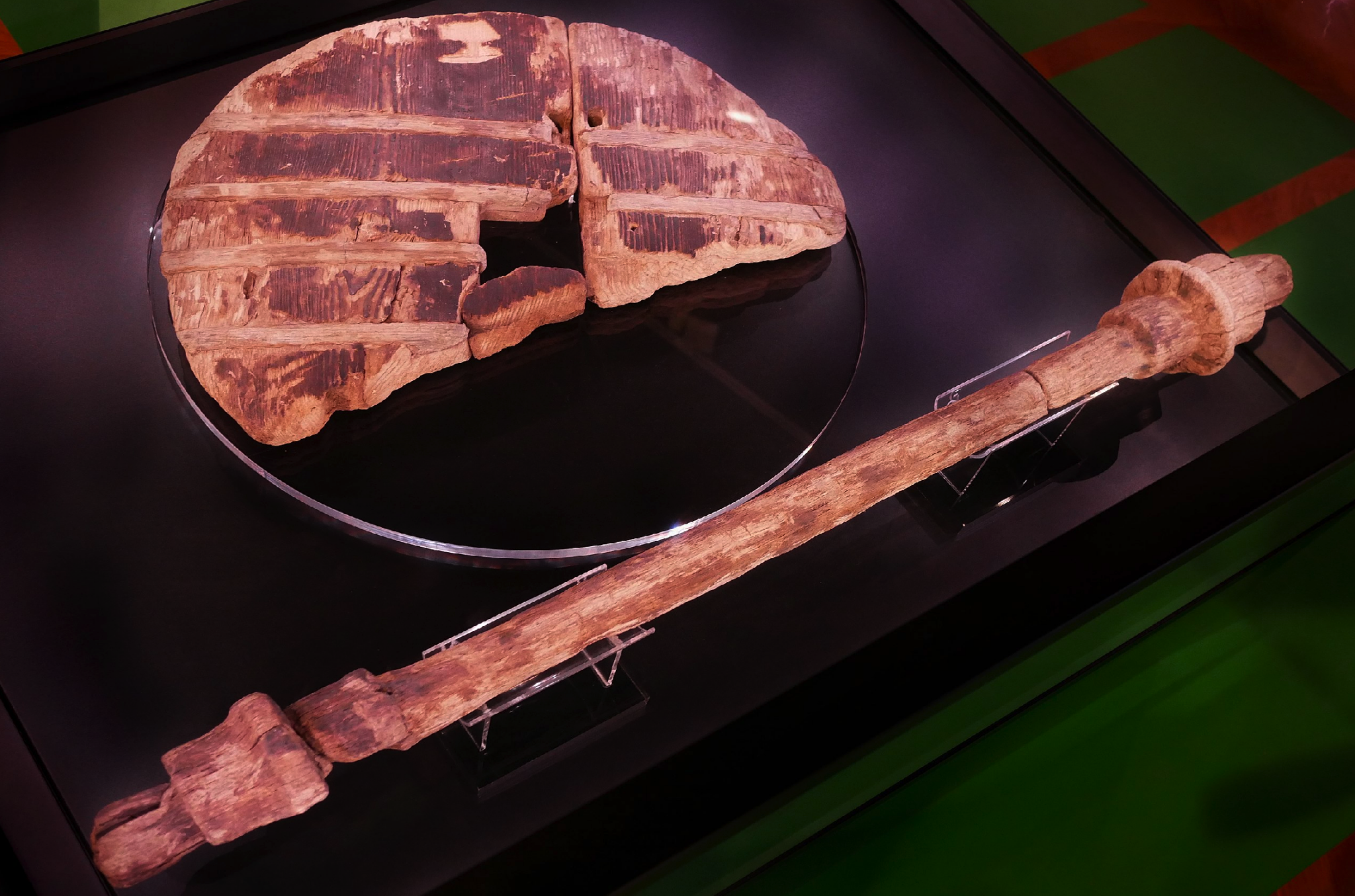 盧布利安車輪（斯洛文尼亞）製造於公元前3200年，是發現的最古老的車輪。它直徑70釐米，，由4根吊片連接在一起